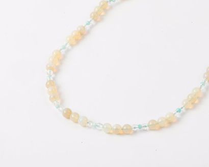 null Collier d’un rang de perles d’opale alternées de perles de cristal de roche...
