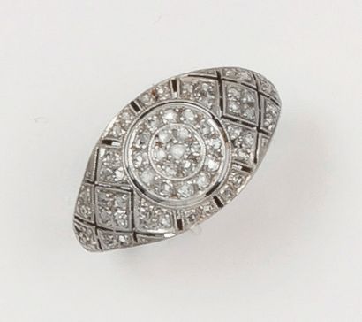 null Bague en platine et or jaune ciselés et ajourés à décor géométrique ornée de...