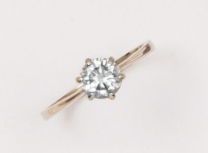 null Bague solitaire en or gris ornée d’un diamant taillé en brillant calibrant 0,70 carat...