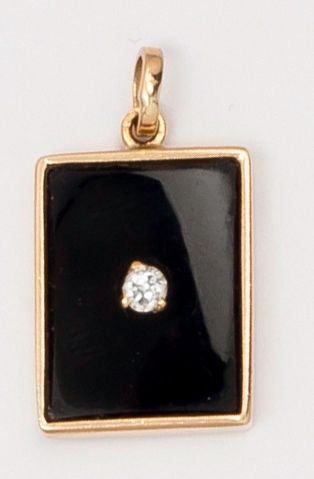 null Pendentif en or jaune orné d’un diamant taillé en brillant et d’onyx
P. 3,4g....