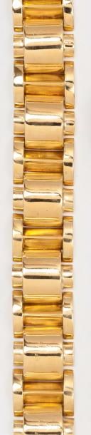 null Bracelet «Tank» en or jaune à motifs de ponts. Années 1940. Longueur: 18 cm...