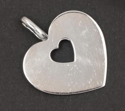 POIRAY Pendentif «Coeur» en or gris ajouré
Signé Poiray et numéroté
P. 12g.
