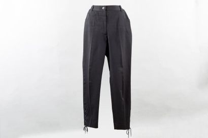 CHANEL Boutique, CHANEL Collection Prêt-à-porter Printemps/Été 1997 Lot de deux pantalons...
