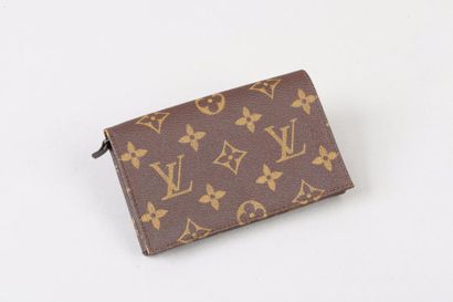 LOUIS VUITTON Porte-monnaie « Trésor » en toile monogram, fermeture pression sur...