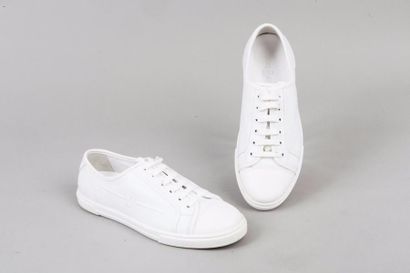 LOUIS VUITTON Paire de sneakers lacés en cuir blanc, semelles en caoutchouc. T.34....