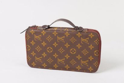 Louis VUITTON Prototype « Poche escapade » de voyage zippé en toile monogram, poignée...