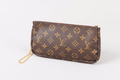 LOUIS VUITTON Pochette accessoire 22 cm en toile monogram, fermeture éclair, chainette...