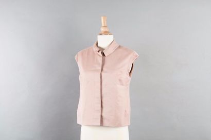LOUIS VUITTON par Marc Jacobs Lot composé de deux blouses sans manche, l'une en coton...