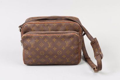 LOUIS VUITTON Sac « Nil » 27 cm en toile monogram et cuir naturel, fermeture éclair,...