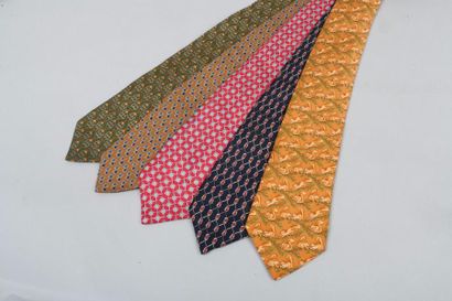 HERMÈS Paris made in France Lot de cinq cravates en soie imprimée à motifs divers....