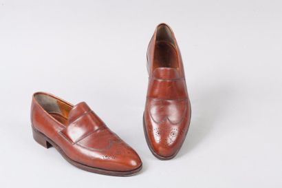 BERLUTI Paire de mocassins montants en veau fauve à bouts fleuris, semelles en cuir,...