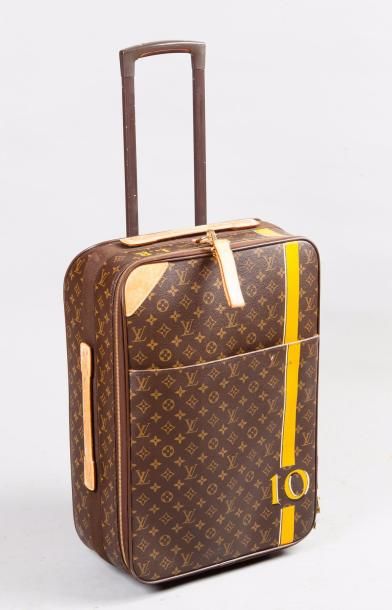 LOUIS VUITTON ANNÉE 2002 Valise « Pégase 60 » à deux roues en toile monogram à bandes...