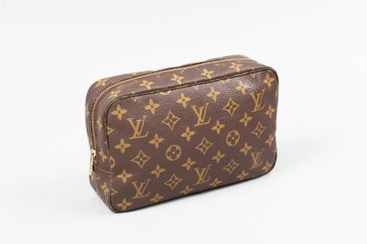 LOUIS VUITTON Trousse toilette en toile monogram, fermeture éclair, intérieur en...