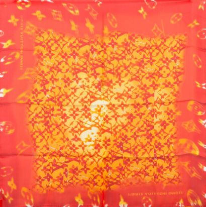 LOUIS VUITTON Lot de deux carrés en mousseline de soie imprimée à décor de fleurs,...