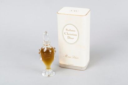 CHRISTIAN DIOR PARFUM Coffret « Miss Dior » composé d'un flacon en cristal baccarat...