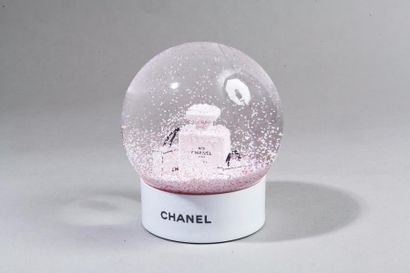 CHANEL Collection Automne/Hiver 2016-2017 Boule de neige rosée figurant deux flacons...