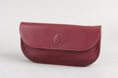 MUST de CARTIER Pochette 35 cm en box bordeaux, fermeture pression aimantée sur rabat...