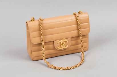 CHANEL circa 1995 Sac 30 cm en veau caviar beige à surpiqures horizontales, fermoir...