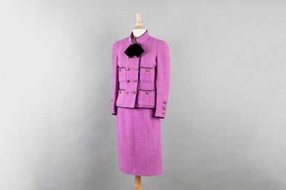 CHANEL Haute Couture n°62766, 62767 Circa 1984 Tailleur en tweed de laine parme gansé...