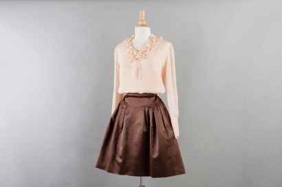 CHANEL Haute Couture Circa 1980 n°56291, 67451 Ensemble composé d'une blouse en crêpe...