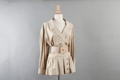 CHANEL boutique Veste d'inspiration saharienne en gabardine de coton beige, col châle...