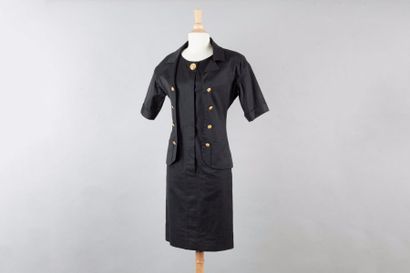 CHANEL boutique Robe faux deux-pièces en toile de coton noire figurant une veste...