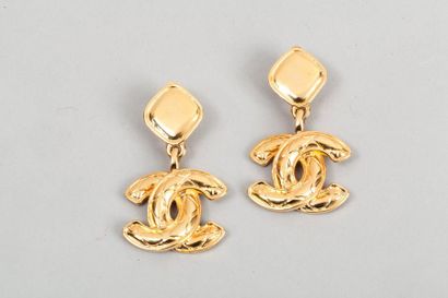 CHANEL Circa 1990/1995 Paire de pendants d'oreille en métal doré retenant le sigle...