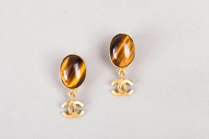 CHANEL Collection prêt-à-porter Automne/Hiver 1995-1996 Paire de pendants d'oreilles...