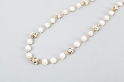 CHANEL CIRCA 1984/1989 Sautoir chaîne en métal doré entrecoupée de perles blanches...