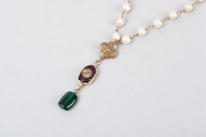 CHANEL Collection 1985 Sautoir chaîne en métal doré entrecoupée de perles blanches...