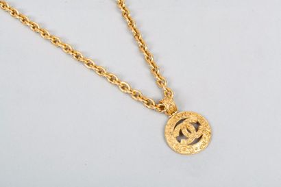 CHANEL Collection prêt-à-porter Automne/Hiver 1994-1995 Sautoir chaîne en métal doré...