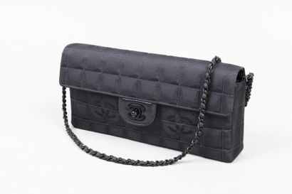 CHANEL Collection Choco Bar Circa 2001 Sac baguette « East West » 26 cm en nylon...