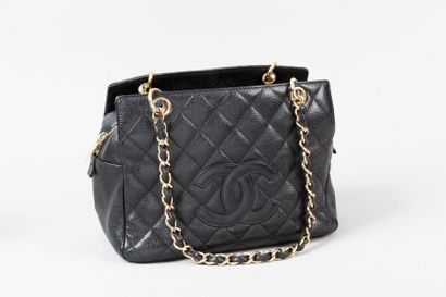 CHANEL circa 2007 Sac cabas petit Timeless 25 cm en veau caviar noir, fermeture éclair,...