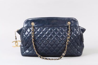 CHANEL circa 1990 Sac fourre-tout 41 cm en cuir agneau matelassé marine, fermeture...