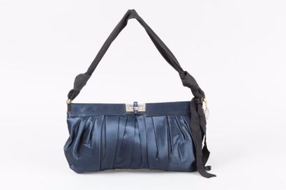 LANVIN par Alber Elbaz Sac du soir « Happy » 40 cm en satin marine drapé, fermoir...