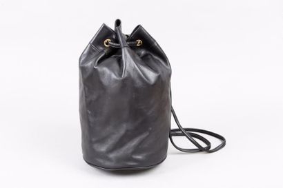 CELINE Sac Marin 24 cm en veau noir, fermeture par un lien coulissant se continuant...