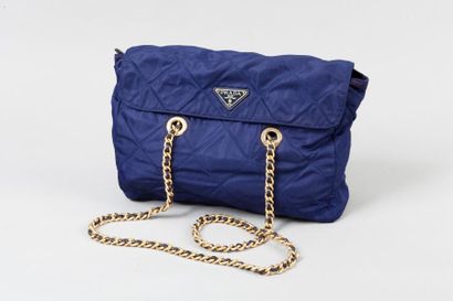 PRADA Sac 30 cm en nylon matelassé bleu baltique, fermeture pression aimantée sur...