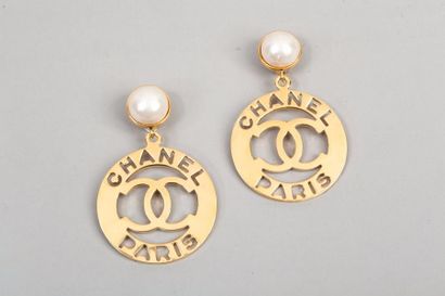 CHANEL Collection prêt-à-porter Printemps/Été 1988 Paire de pendants d'oreilles d'inspiration...