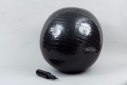 CHANEL Important ballon de plage publicitaire gonflable en composite noir orné du...
