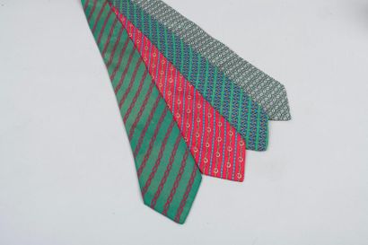 HERMÈS Paris made in France Lot de quatre cravates en soie imprimée à motifs divers....