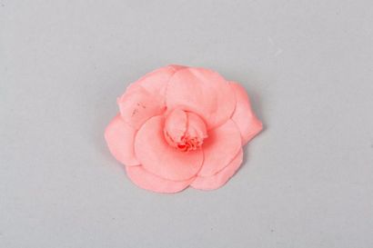 CHANEL Lot de deux broches « Camélia » l'une en soie rose, l'autre en tweed texturé,...