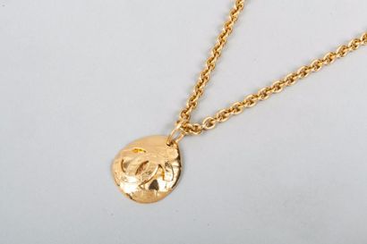 CHANEL Collection prêt à porter Printemps/Été 1994 Sautoir chaîne en métal doré retenant...