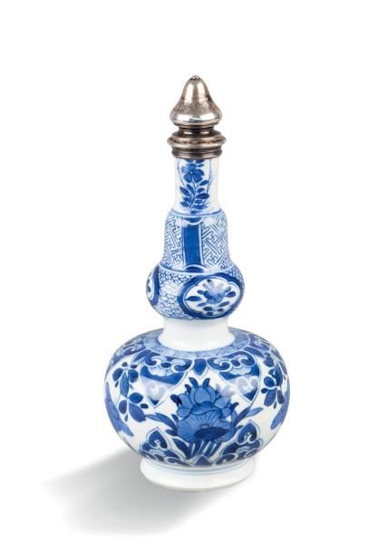 null CHINE - Début de l’époque Kangxi (1662-1722) Aspersoir en porcelaine blanche...
