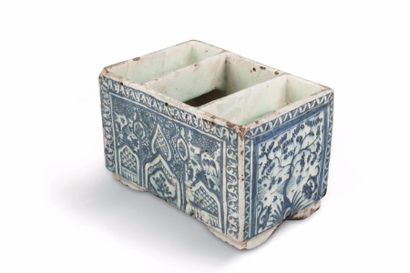 null Boite en céramique « bleu et blanc », Iran qâjâr, fin XIXe – déb. XXe siècle...