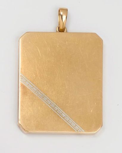 null Pendentif ouvrant en or jaune émaillé blanc à décor d'une frise à la grecque.
P....