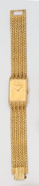 VACHERON CONSTANTIN Bracelet montre de dame en or jaune. Cadran doré, index diamants....