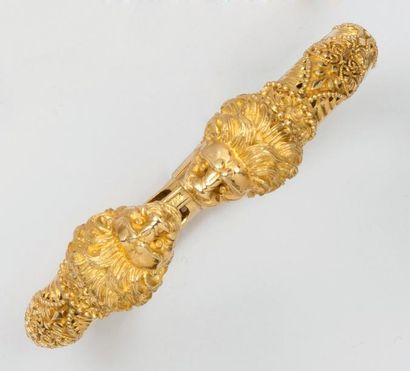 null Bracelet jonc ouvrant en or jaune ciselé à décor de deux têtes de lions affrontées.
P....
