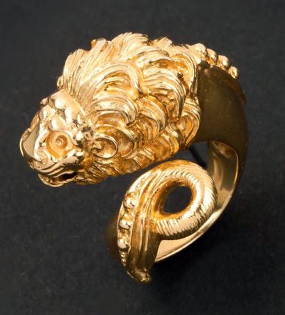 null Bague «Tête de lion» en or jaune ciselé.
Tour de doigt: 50.
P. 16g.