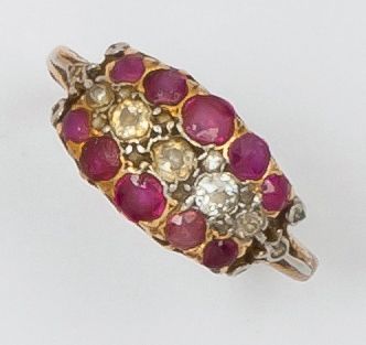 null Bague en or jaune ornée de rubis et diamants.
Tour de doigt: 51.
P. 3,5g. (...