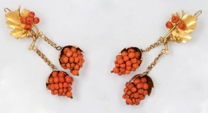 null Paire de pendants d'oreilles en or jaune ciselé à décor de pampres de vignes...